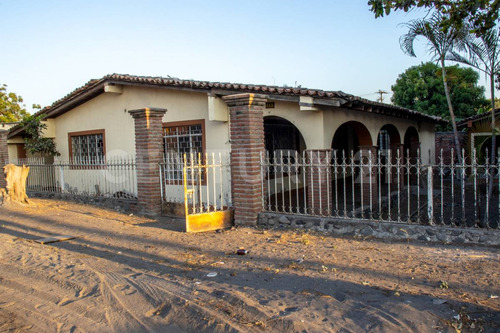 Casa En Venta  Como Terreno En Armeria, Colima