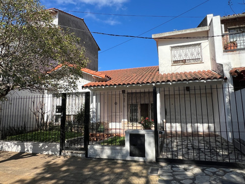Chalet De 5 Ambientes, En Las Lomas De San Isidro.
