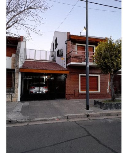 Casa En 2 Plantas De 4 Amb. Con, Cochera, Parque, Parrilla