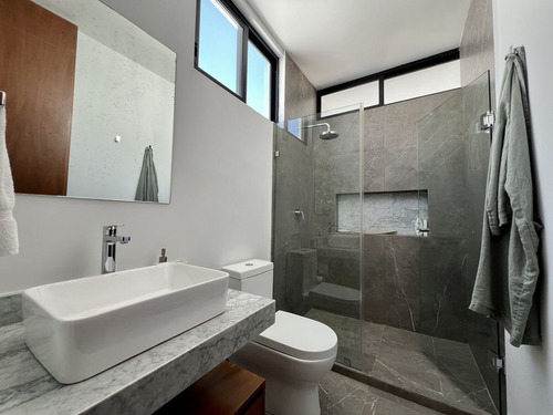 Casa En Venta En Mérida. Priv. Parque Natura En Esquina Y Alberca, Con Paneles