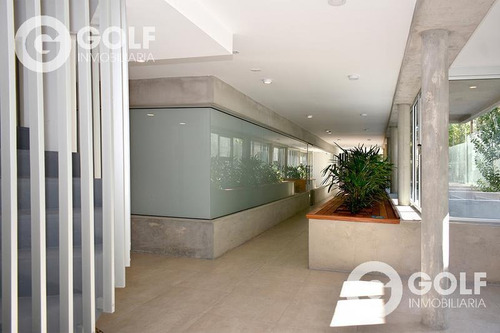 Ambiente En Parque Batlle Ideal Para Consultorio U Oficina, Con Patio Exclusivo.
