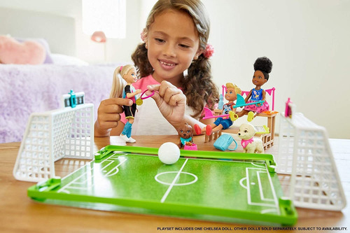 Imagen 2 de 6 de Barbie Set Fútbol De Chelsea 100% Original Y Nuevo Mattel