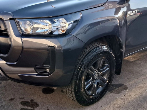 Toyota Hilux DCAB SR MT 4X2 2.4