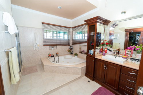 Imagen 27 de 30 de Majestuosa Mansión En San Isidro Piscina A La Venta 2 Salas Comedor Amplia Y Moderna Cocina 3 Cuartos De Servicio Con Su Baños Baño De Visita Área De Lavado Y Planchado Oficina Almacén Marquesina 4