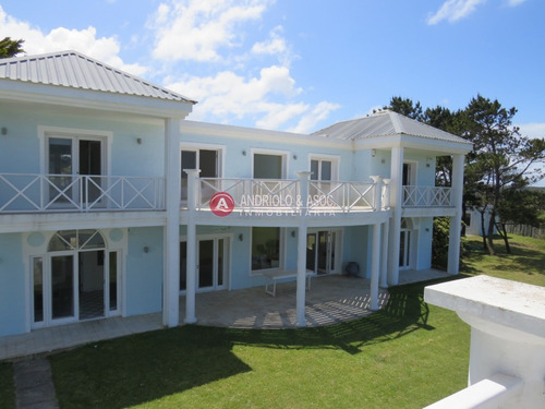 Hermosa Casa A La Venta ,amplia,comoda,cerca De Todo.- Ref: 6742