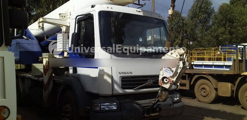 Imagem 3 de 9 de Caminhão Volvo 310 Ano 2007 Com Guindaste Luna 40
