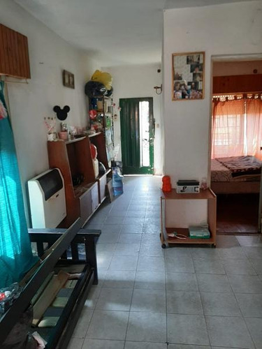 Imagen 6 de 19 de Moron! Casa En Lote Propio Con Departamento De Tres Ambientes Al Fondo.