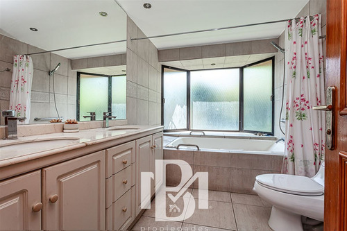 Casa En Venta De 6 Dorm. En Las Condes