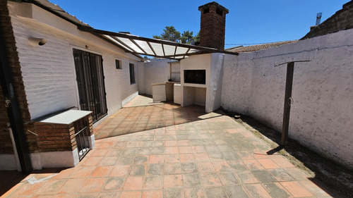 Ml Propiedades Alquila, Excelente Casa ,estilo Chalet Clásico De Dos Aguas, 2 Dormitorios, Jardín, Fondito, Calefactor Alto Rendimiento, A Pasos De Giannattasio.