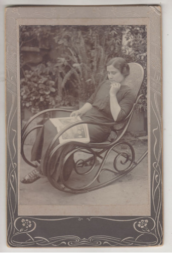 Antigua Fotografia Mujer Leyendo En Sillon Hamaca Vintage