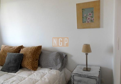 Departamento En Punta Del Este, Torre Cuenta Con Todos Los Servicios.- Ref: 12939