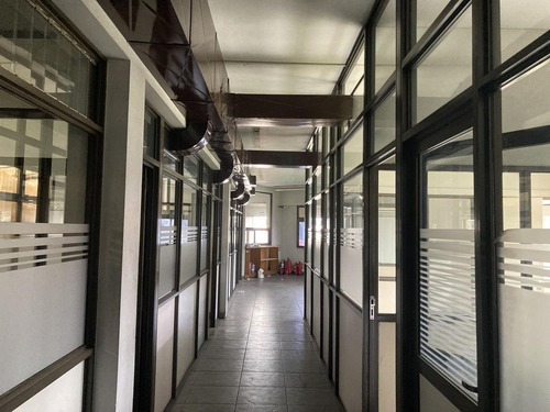 Imagen 6 de 11 de Depósito Y Oficinas Con Racks / Panamericana