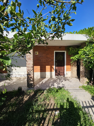 Casa Con Amplio Galpón Al Fondo