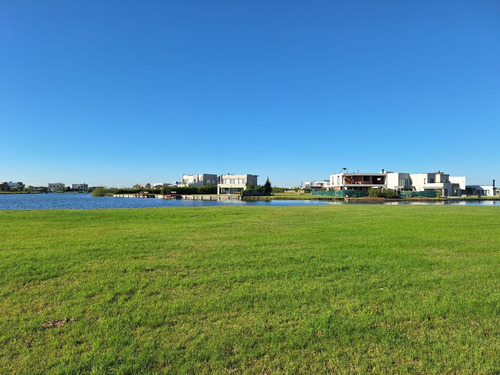 Venta Terreno Con Bajada Al Lago En Barrio Privado