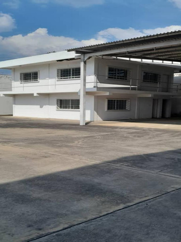 Galpón Industrial En Venta Ubicado En Una Importante Avenida Principal De Tocuyito. Cuenta Con 4.292 M2 De Terreno, 3.581 De Construcción, Área Techada Con Una Altura De 12 Metros, Área De Oficinas Gf