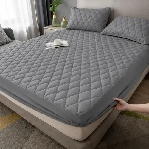 Capa de colchão Queen cinza impermeável com acabamento matelado em uma cama