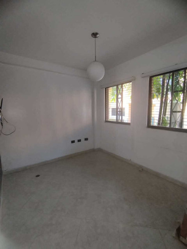 Imagen 6 de 16 de Leal Pérez Vende Townhouse En Mañongo, Res Monte Libano