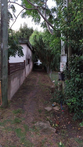 Dos Casa De Material Al Fondo En Un Mismo Padrón