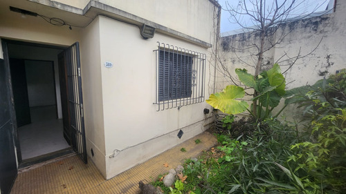 Casa 2 Ambientes Con Cochera Y Jardin