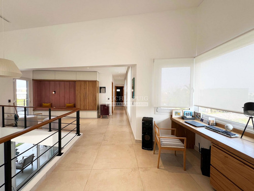 Increible Casa En Venta -vista A La Laguna Y Golf -el Canton