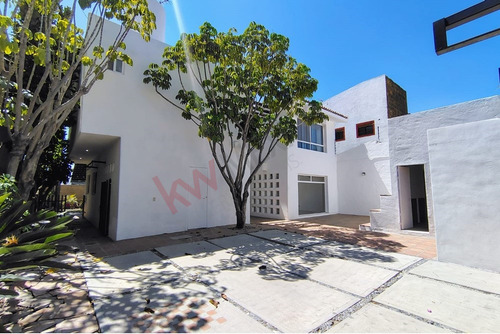 Renta Casa En Villas Del Mesón Con Cuarto De Servicio Y Estudio Independiente