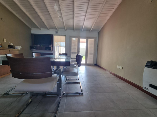 Casa En Venta En Junin Centrica, Dos Habitaciones, Amplio Patio.