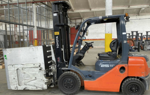 Imagen 3 de 25 de Autoelevador Toyota Fg25 Con Clamp Cascade 2012 Envio A Pais