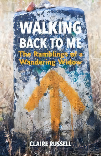 Walking Back To Me : The Ramblings Of A Wandering Widow, De Claire Russell. Editorial Sansevieria, Tapa Blanda En Inglés