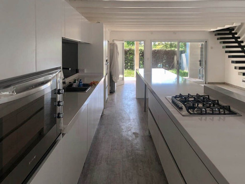 Venta De Moderna Propiedad, En Barrio Privado Jorge Newbery