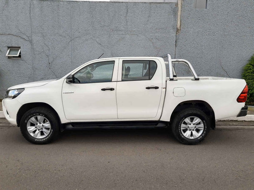 Imagen 2 de 15 de Toyota Hilux 2018 4p Doble Cabina Sr L4/2.7 Man