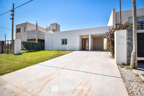 Casa En Venta De 3 Dormitorios En Roldan Desarrollada En Planta Baja