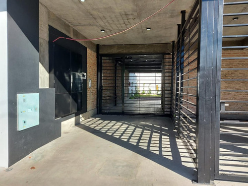 Imagen 7 de 9 de Cochera A La Venta En Edificio. Pilar