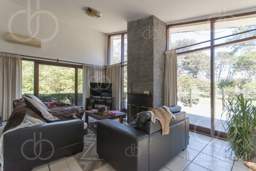 Casa De 3 Dormitorios Y Piscina En Mansa, Punta Del Este. - Ref: 41069