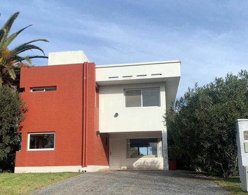 Casa En Venta Sobre El Golf- Chascomus