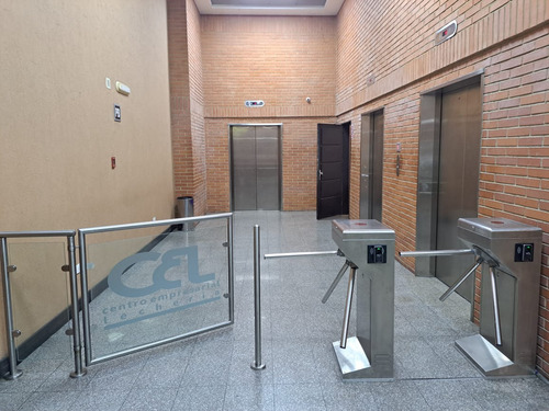 Oficina Empresarial En Alquiler En Centro Empresarial Lechería (cel)