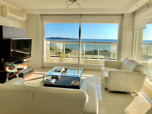 Apartamento En Muy Buena Ubicacion En La Mansa, De 3 Dor Mas Dependencia De Servicio Cuenta Con Muy Linda Vista. Consulte!!!!!!- Ref: 2265