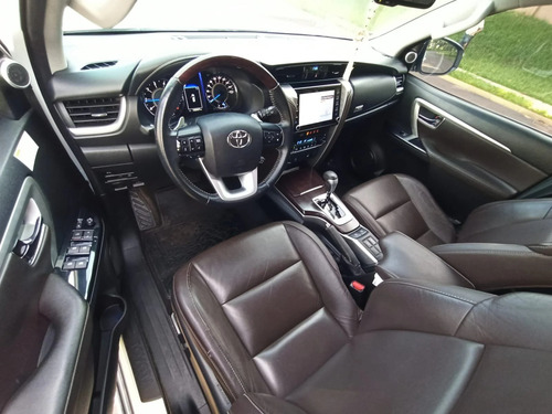 Toyota Hilux SW4 2.8 SRX 4X4 7 LUGARES 16V TURBO INTERCOOLER DIESEL 4P AUTOMÁTICO