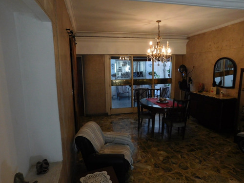 Excelente Casa De 7amb. Con Garaje 2 Autos Y Parque Con Quincho