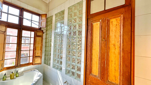 Casa Tres Niveles Barrio Histórico Doble Altura Muy Luminosa