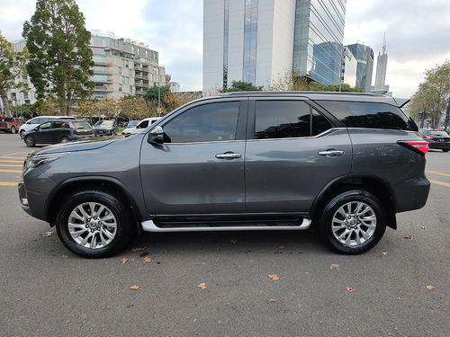 Imagen 4 de 20 de Toyota Hilux Sw4 2023 Srx 4x4 At 7 Asientos Abasto Motors