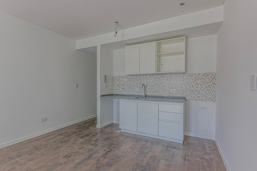 Venta Departamento Con Balcón En Lanús Este, A Mts De 9 De Julio