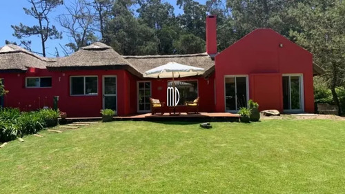 Hermosa Casa En Rincón Del Indio, Cómoda, Zona Tranquila Y A Pocas Cuadras Del Mar.ref :6324