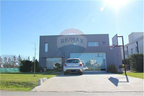 Casa En Venta En Lomas De City Bell
