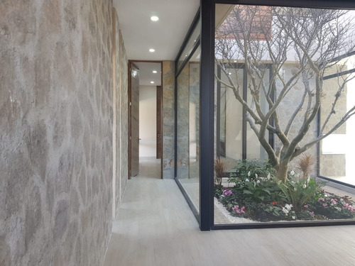 Residencia De Autor En Altozano, 4 Recámaras, Una En Pb, Estudio, Family Room..