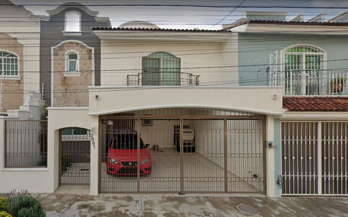 Casa En Venta En Bosques De La Victoria, Guadajalara, Jalisco.