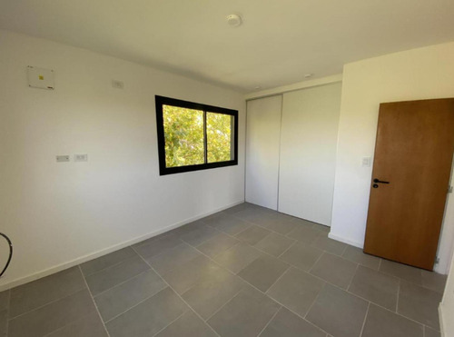 Casa En Venta - 2 Dormitorios 2 Baños - Cochera - 280mts2 - Manuel B. Gonnet