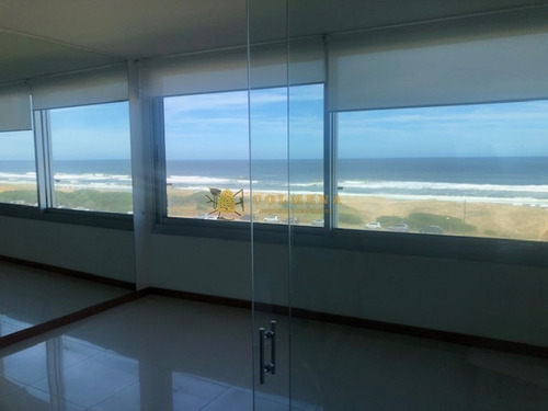 Apartamento En La Brava, De 3 Dormitorios Cuenta Con Excelentes Servicios, Vista Plena Al Mar - Consulte!!!!!!!!-ref:2383