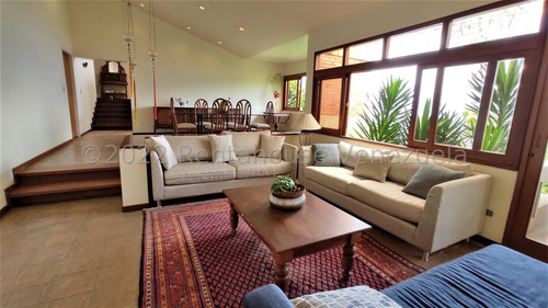 Alto Hatillo !! Hermosa Casa Con Vista Al Ávila, Impecable Cuidado Y Mantenimiento, 1.647 M2 Terreno, 408 M2 Constr., 4 Hab, 7 Baños, 6 Pe, Amplio Y Bello Anexo, Calle Cerrada Con Vigilancia Y Pozo