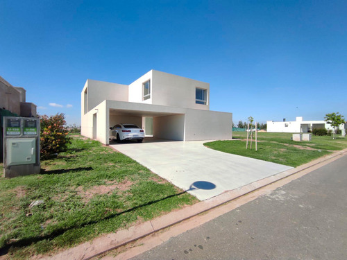 Venta - Casa - 3 Dormitorios - Jardín Y Piscina - Barrio Vida, Funes