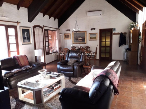 Solida Casa En Jardines De Cordoba- Ref: 2539